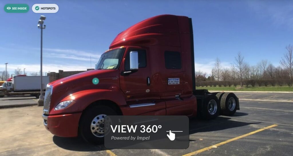 Roter Sattelschlepper, geparkt auf einem asphaltierten Parkplatz. Im Hintergrund sind Bäume und ein blauer Himmel zu sehen. Oben links im Bild befinden sich die Schaltflächen SEE INSIDE und HOTSPOTS. Unten in der Mitte steht VIEW 360° Powered by Impel.