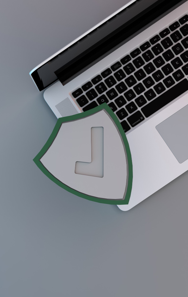 Ein Laptop mit einer teilweise ge&ouml;ffneten Tastatur ist auf einem grauen Hintergrund zu sehen. Im Vordergrund schwebt ein Schildsymbol mit einem Haken darauf, was auf Sicherheit oder Schutz hinweisen k&ouml;nnte.