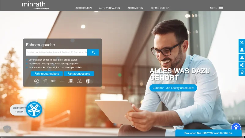 Ein Mann mit Brille sitzt und l&auml;chelt, w&auml;hrend er auf ein Tablet schaut. Oben auf der Webseite ist das Logo minrath zu sehen. Links befindet sich eine Suchfunktion f&uuml;r Fahrzeuge. Unten rechts gibt es einen Hinweis auf Hilfe. Verschiedene Men&uuml;optionen wie Auto kaufen und Auto mieten