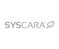 Das Bild zeigt das Logo von SYSCARA, bestehend aus dem Unternehmensnamen in grauer Schrift. Der Buchstabe A enthält ein stilisiertes Blattmotiv. Der Hintergrund ist weiß.