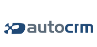 Ein Logo mit dem Text autocrm in blauer Schrift. Links neben dem Text befindet sich ein stilisiertes Design aus ineinander greifenden blauen und weißen Formen.