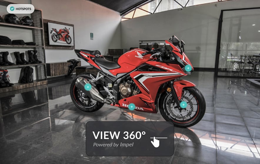 Ein rotes Motorrad steht auf einem glänzenden Fliesenboden in einem Showroom. Im Hintergrund sind Regale mit Motorradbekleidung und ein Bild von einem Motorrad an der Wand zu sehen. Das Motorrad hat weiße und schwarze Streifen und die Marke „Honda“ ist auf der Seite sichtbar. Es gibt eine 360-Grad-Ans