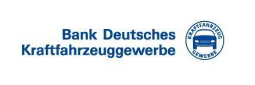 Das Bild zeigt das Logo der Bank Deutsches Kraftfahrzeuggewerbe. Der Schriftzug ist in blauer Farbe. Rechts daneben befindet sich ein kreisförmiges Logo mit einem Autopiktogramm in der Mitte und dem Text Kraftfahrzeug Gewerbe am Rand.