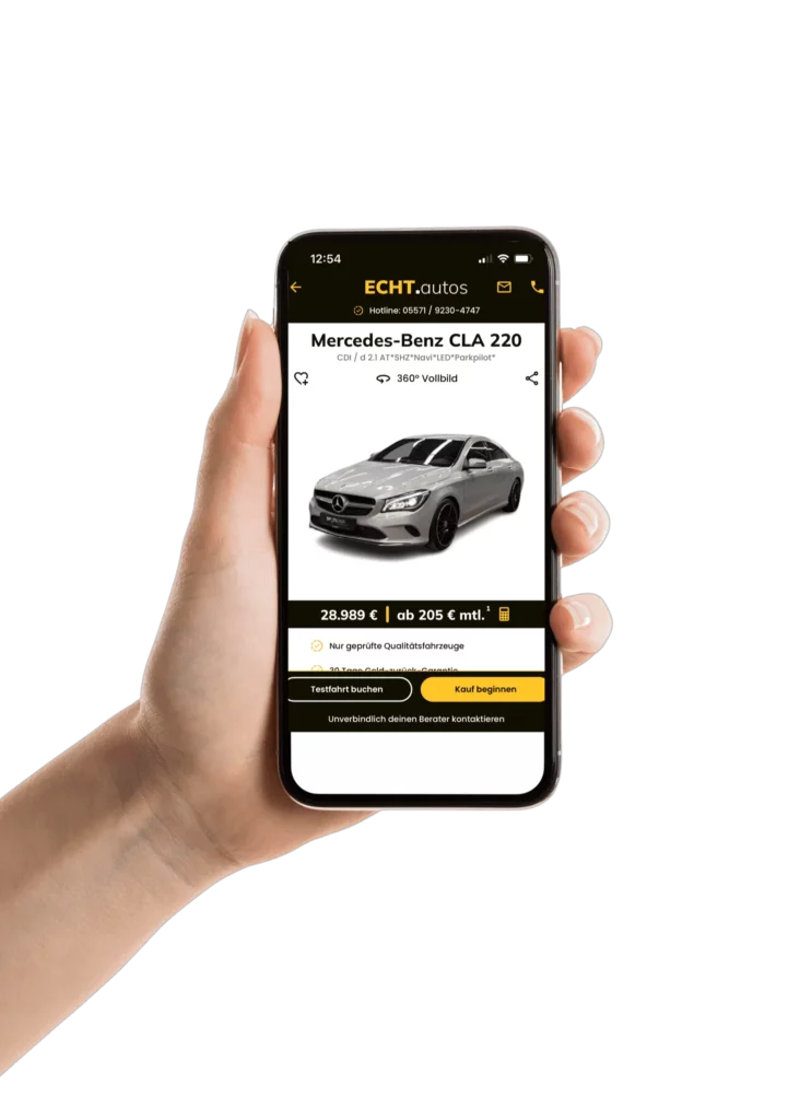 Eine Hand hält ein Smartphone, auf dem eine Auto-Verkaufsanzeige für einen silbernen Mercedes-Benz CLA 220 zu sehen ist. Die Seite ist das digitale Autohaus von echt.autos. Es gibt Optionen wie Testfahrt buchen und Kauf beginnen.