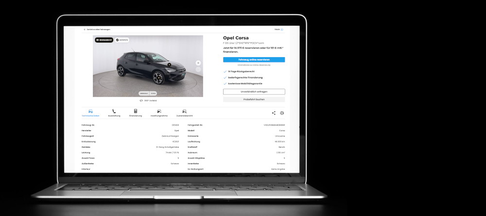 Ein Laptop auf einem schwarzen Hintergrund zeigt eine Webseite mit einem Opel Corsa Autoangebot. Auf dem Bildschirm sind Details wie das Modell, die Kilometerlaufleistung und andere Spezifikationen zu sehen. Oben links ist ein Bild des Autos zu sehen.