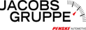 Das Bild zeigt das Logo der Jacobs Gruppe. Der Text JACOBS GRUPPE ist in großen schwarzen Buchstaben geschrieben. Neben dem Text befindet sich eine Darstellung eines Tachos mit einem roten Zeiger, der nach oben rechts zeigt. Unten steht in kleinerer Schrift PENSKE AUTOS.